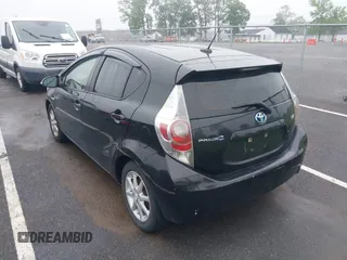 2013 Toyota Prius One z VIN JTDKDTB3XD1540798, wystawiony jako IAAI lot #42266860 z przebiegiem 208 567 mil mil oraz . Historia ofert i sprzedaży dostępna na DreamBid. Obrazek 3.