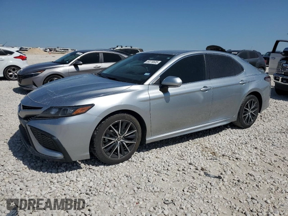 2022 Toyota Camry SE z VIN 4T1G11AK7NU695218, wystawiony jako Copart lot #50276535 z przebiegiem 64 539 mil mil oraz Czysty tytuł • Clean title. Historia ofert i sprzedaży dostępna na DreamBid. Obrazek 1.