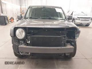 2016 Jeep Patriot Latitude z VIN 1C4NJRFB8GD658216, wystawiony jako IAAI lot #42102530 z przebiegiem 143 956 mil mil oraz . Historia ofert i sprzedaży dostępna na DreamBid. Obrazek 6.