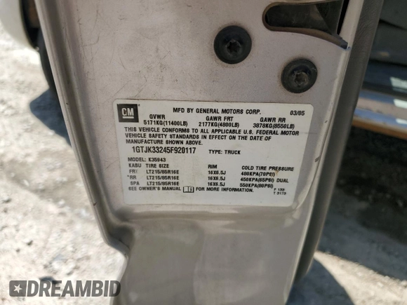 2005 GMC Sierra 3500 DRW Work Trk z VIN 1GTJK33245F920117, wystawiony jako Copart lot #57468965 z przebiegiem 157 458 mil mil oraz Szkoda całkowita • Salvage title. Historia ofert i sprzedaży dostępna na DreamBid. Obrazek 12.