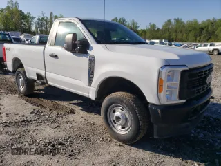 2023 Ford F-250 XL z VIN 1FTBF2BA5PED66929, wystawiony jako Copart lot #52190155 z przebiegiem Nie podano mil oraz Szkody całkowita. Historia ofert i sprzedaży dostępna na DreamBid. Obrazek 4.