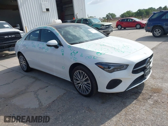 2025 Mercedes-Benz CLA 250 z VIN W1K5J4GB6SN522418, wystawiony jako IAAI lot #42428796 z przebiegiem 14 463 mil mil oraz . Historia ofert i sprzedaży dostępna na DreamBid. Obrazek 1.
