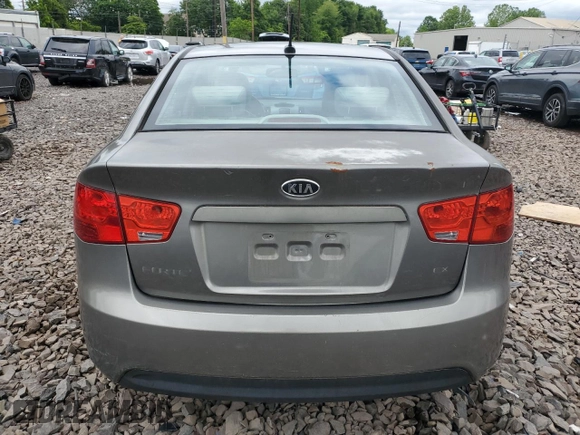 2010 Kia Forte EX z VIN KNAFU4A2XA5250756, wystawiony jako Copart lot #58743405 z przebiegiem 204 266 mil mil oraz Szkoda całkowita • Salvage title. Historia ofert i sprzedaży dostępna na DreamBid. Obrazek 6.