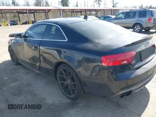 2013 Audi S5 Premium Plus z VIN WAUCGAFR5DA034713, wystawiony jako IAAI lot #41888979 z przebiegiem 81 180 mil mil oraz . Historia ofert i sprzedaży dostępna na DreamBid. Obrazek 3.