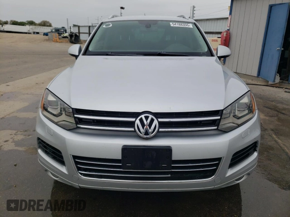 2012 Volkswagen Touareg Sport с VIN WVGFF9BP6CD001833, выставлен на аукционе Copart как лот 54188355 с пробегом 126 272 миль миль и Чистый • Clean title. История ставок и продаж доступна на DreamBid. Изображение 5.