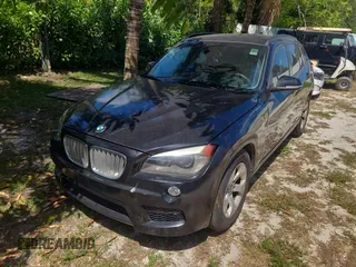 2014 BMW X1 sDrive28i z VIN WBAVM1C58EVW47891, wystawiony jako Copart lot #54916005 z przebiegiem 120 000 mil mil oraz Czysty tytuł • Clean title. Historia ofert i sprzedaży dostępna na DreamBid. Obrazek 2.