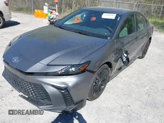 2025 Toyota Camry LE z VIN 4T1DAACK2SU566377, wystawiony jako IAAI lot #41818582 z przebiegiem 1 950 mil mil oraz . Historia ofert i sprzedaży dostępna na DreamBid. Obrazek 6.