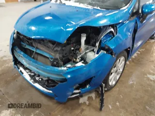 2013 Ford Fiesta SE z VIN 3FADP4BJ7DM225471, wystawiony jako IAAI lot #41625556 z przebiegiem 70 948 mil mil oraz . Historia ofert i sprzedaży dostępna na DreamBid. Obrazek 6.