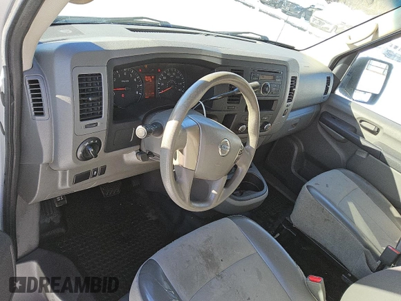2017 Nissan NV Cargo S z VIN 1N6BF0KM4HN803610, wystawiony jako Copart lot #86592134 z przebiegiem 152 375 mil mil oraz Czysty tytuł • Clean title. Historia ofert i sprzedaży dostępna na DreamBid. Obrazek 8.