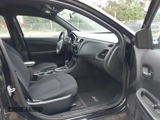 2013 Chrysler 200 Touring z VIN 1C3CCBBB2DN567418, wystawiony jako IAAI lot #42168860 z przebiegiem 173 104 mil mil oraz . Historia ofert i sprzedaży dostępna na DreamBid. Obrazek 5.