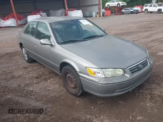 2001 Toyota Camry CE z VIN 4T1BG22K61U118588, wystawiony jako IAAI lot #42276233 z przebiegiem 182 880 mil mil oraz . Historia ofert i sprzedaży dostępna na DreamBid. Obrazek 1.