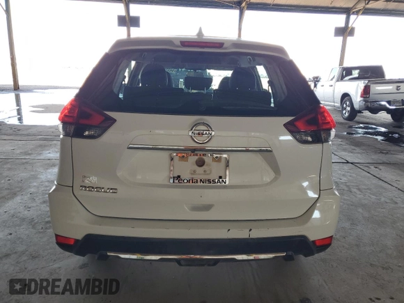 2017 Nissan Rogue S z VIN KNMAT2MT5HP577279, wystawiony jako Copart lot #59328345 z przebiegiem 168 005 mil mil oraz Czysty tytuł • Clean title. Historia ofert i sprzedaży dostępna na DreamBid. Obrazek 6.