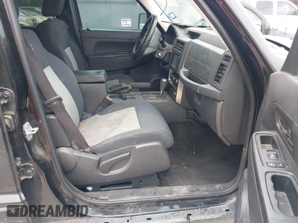 2009 Jeep Liberty Sport z VIN 1J8GP28K49W527859, wystawiony jako IAAI lot #42303957 z przebiegiem 288 873 mil mil oraz . Historia ofert i sprzedaży dostępna na DreamBid. Obrazek 5.