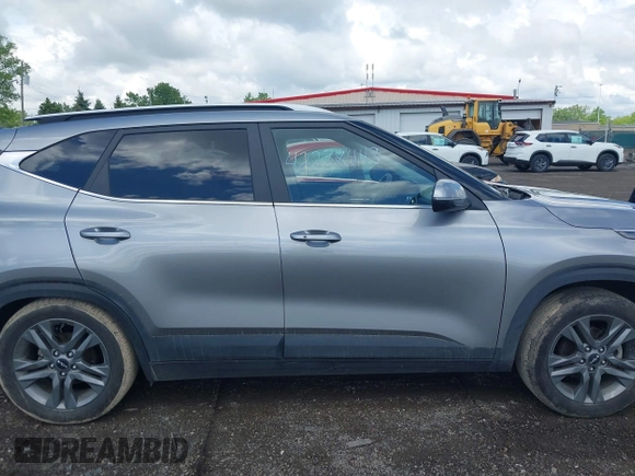 2023 Kia Seltos S z VIN KNDEU2AA7P7457600, wystawiony jako IAAI lot #42238448 z przebiegiem 21 074 mil mil oraz . Historia ofert i sprzedaży dostępna na DreamBid. Obrazek 13.