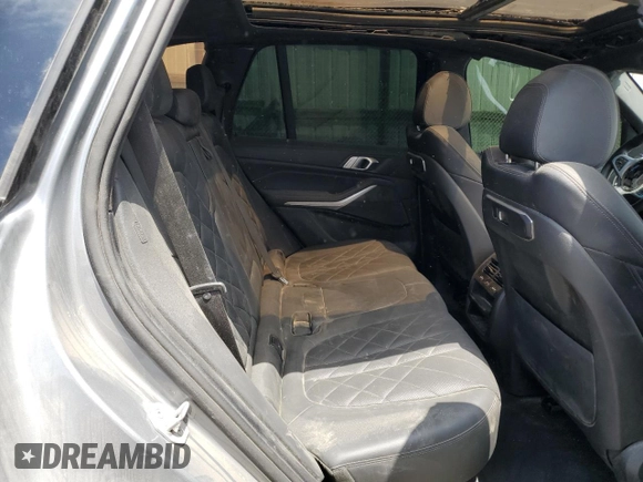 2024 BMW X5 xDrive40i z VIN 5UX23EU07R9T54418, wystawiony jako Copart lot #58960045 z przebiegiem 23 591 mil mil oraz Tytuł czysty. Historia ofert i sprzedaży dostępna na DreamBid. Obrazek 11.