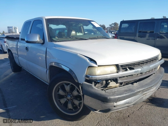 2000 Chevrolet Silverado 1500 LS with VIN 2GCEC19T0Y1209822, listed as a IAAI auction lot 41670155 with 281,800 mi miles. Bid and sale history available at carsss.com. Image 1.