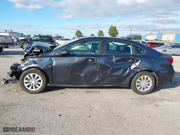 2021 Kia Forte LXS with VIN 3KPF24AD9ME301716, listed as a IAAI auction lot 40767290 with 1 mi miles. Bid and sale history available at carsss.com. Image 14.