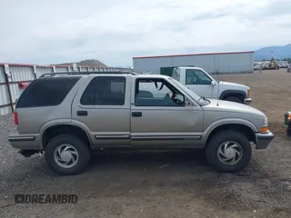 1998 Chevrolet Blazer LS с VIN 1GNDT13W2W2177149, выставлен на аукционе IAAI как лот 42422025 с пробегом 210 833 миль миль и . История ставок и продаж доступна на DreamBid. Изображение 13.