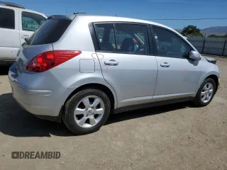 2008 Nissan Versa S z VIN 3N1BC13E38L410791, wystawiony jako Copart lot #56428195 z przebiegiem 79 999 mil mil oraz Szkoda całkowita • Salvage title. Historia ofert i sprzedaży dostępna na DreamBid. Obrazek 3.