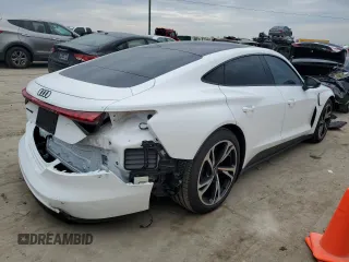 2022 Audi e-tron GT Premium Plus z VIN WAUCJBFW3N7008607, wystawiony jako Copart lot #46582463 z przebiegiem 5996 mil mil oraz . Historia ofert i sprzedaży dostępna na DreamBid. Obrazek 3.