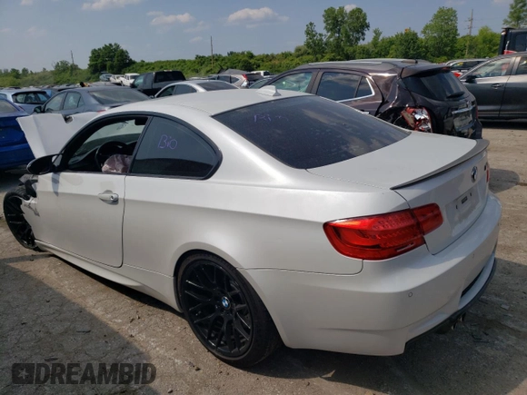 2012 BMW M3 z VIN WBSKG9C56CE798133, wystawiony jako Copart lot #53329103 z przebiegiem Nie podano mil oraz Szkoda całkowita • Salvage title. Historia ofert i sprzedaży dostępna na DreamBid. Obrazek 2.