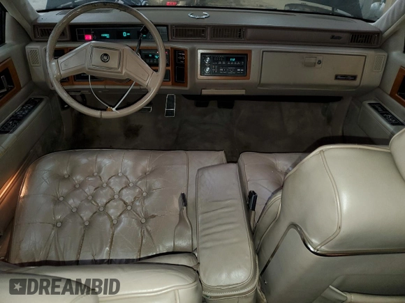 1988 Cadillac Fleetwood z VIN 1G6CB5152J4260475, wystawiony jako Copart lot #81801344 z przebiegiem 132 804 mil mil oraz Czysty tytuł • Clean title. Historia ofert i sprzedaży dostępna na DreamBid. Obrazek 8.