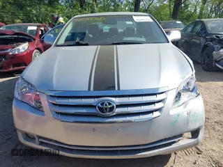 2005 Toyota Avalon XL z VIN 4T1BK36B95U050498, wystawiony jako IAAI lot #42220560 z przebiegiem 140 222 mil mil oraz . Historia ofert i sprzedaży dostępna na DreamBid. Obrazek 12.