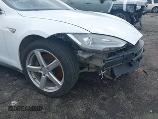 2013 Tesla Model S с VIN 5YJSA1CN0DFP31750, выставлен на аукционе IAAI как лот 41911343 с пробегом 209 664 миль миль и . История ставок и продаж доступна на DreamBid. Изображение 20.