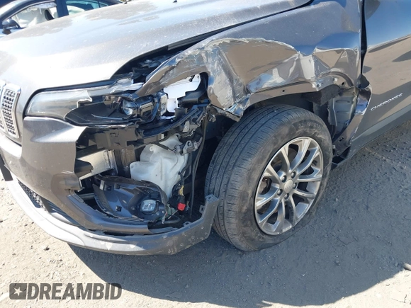 2020 Jeep Cherokee Latitude Plus z VIN 1C4PJLLB9LD605920, wystawiony jako IAAI lot #41905767 z przebiegiem 63 826 mil mil oraz . Historia ofert i sprzedaży dostępna na DreamBid. Obrazek 6.