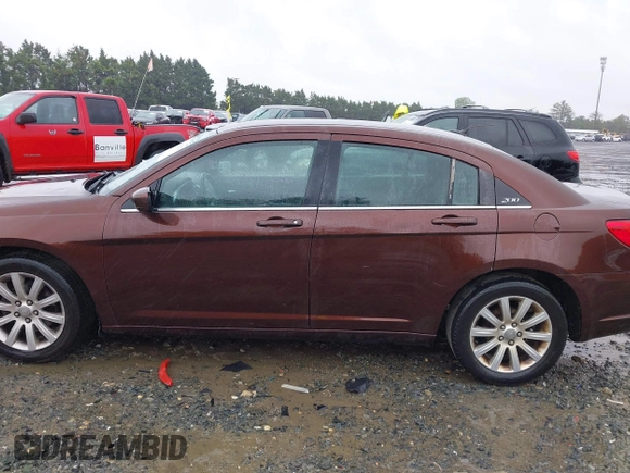 2013 Chrysler 200 Touring z VIN 1C3CCBBG1DN569415, wystawiony jako IAAI lot #42212670 z przebiegiem 125 959 mil mil oraz . Historia ofert i sprzedaży dostępna na DreamBid. Obrazek 14.