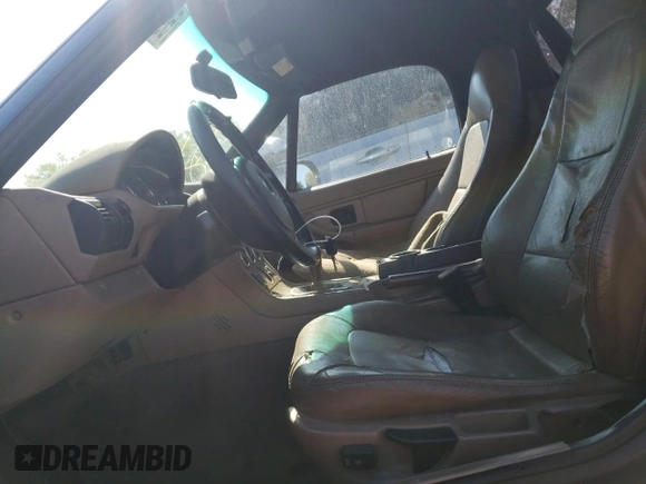 2000 BMW Z3 2.5 with VIN WBACH9341YLF88574, listed as a Copart auction lot 41901735 with 395,118 mi miles and Non repairable. Bid and sale history available at DreamBid. Image 7.
