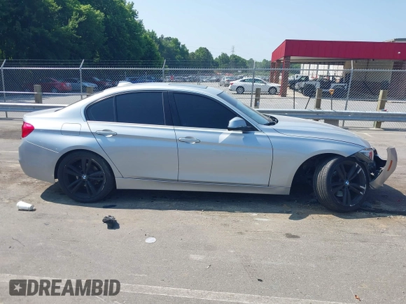 2017 BMW 3 Series 330i z VIN WBA8B9G33HNU56443, wystawiony jako IAAI lot #42416418 z przebiegiem 84 537 mil mil oraz . Historia ofert i sprzedaży dostępna na DreamBid. Obrazek 13.