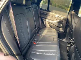 2021 BMW X5 M z VIN 5YMJU0C08M9E55307, wystawiony jako Copart lot #45422103 z przebiegiem 36 583 mil mil oraz . Historia ofert i sprzedaży dostępna na DreamBid. Obrazek 6.