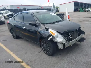 2016 Nissan Versa S z VIN 3N1CN7AP6GL909217, wystawiony jako IAAI lot #42241125 z przebiegiem 101 079 mil mil oraz . Historia ofert i sprzedaży dostępna na DreamBid. Obrazek 1.