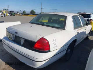 2000 Ford Crown Victoria Police Interceptor z VIN 2FAFP71W7YX104263, wystawiony jako IAAI lot #42442496 z przebiegiem 153 064 mil mil oraz . Historia ofert i sprzedaży dostępna na DreamBid. Obrazek 4.