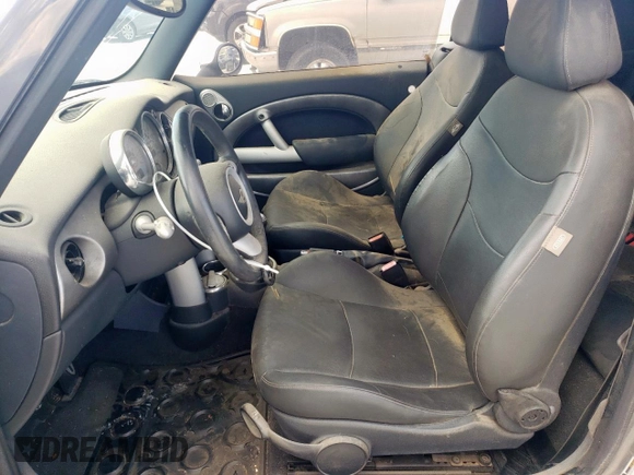 2005 MINI Convertible S z VIN WMWRH33475TF81146, wystawiony jako Copart lot #58586245 z przebiegiem Nie podano mil oraz Szkoda całkowita • Salvage title. Historia ofert i sprzedaży dostępna na DreamBid. Obrazek 7.