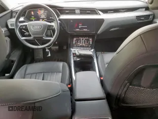 2021 Audi e-tron Premium z VIN WA1AAAGE7MB023949, wystawiony jako Copart lot #50706165 z przebiegiem 53 839 mil mil oraz Szkody całkowita. Historia ofert i sprzedaży dostępna na DreamBid. Obrazek 8.