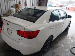 2010 Kia Forte EX z VIN KNAFU4A29A5858736, wystawiony jako IAAI lot #42357724 z przebiegiem 181 399 mil mil oraz . Historia ofert i sprzedaży dostępna na DreamBid. Obrazek 4.