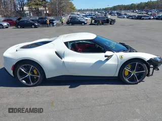 2024 Ferrari 296 GTB z VIN ZFF99SLA6R0303425, wystawiony jako IAAI lot #39193585 z przebiegiem Nie podano mil oraz . Historia ofert i sprzedaży dostępna na DreamBid. Obrazek 13.