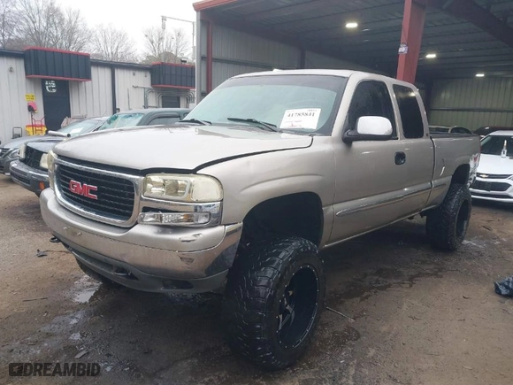 2000 GMC New Sierra 1500 SLE with VIN 1GTEK19T8YE168647, listed as a IAAI auction lot 41785841 with 260,873 mi miles. Bid and sale history available at carsss.com. Image 2.