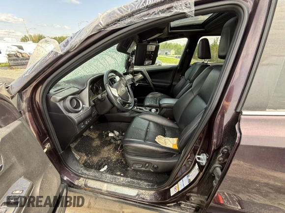 2017 Toyota RAV4 SE z VIN 2T3JFREVXHW628554, wystawiony jako Copart lot #61222355 z przebiegiem 162 218 mil mil oraz Szkoda całkowita • Salvage title. Historia ofert i sprzedaży dostępna na DreamBid. Obrazek 7.