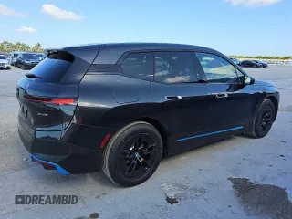 2024 BMW iX xDrive50 z VIN WB523CF01RCS00126, wystawiony jako Copart lot #56997195 z przebiegiem 23 038 mil mil oraz Tytuł czysty. Historia ofert i sprzedaży dostępna na DreamBid. Obrazek 3.