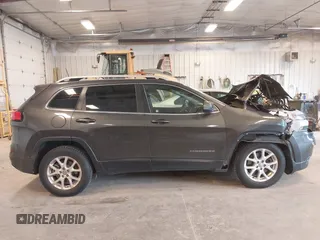 2016 Jeep Cherokee Latitude z VIN 1C4PJMCB3GW187502, wystawiony jako IAAI lot #42048898 z przebiegiem 151 450 mil mil oraz . Historia ofert i sprzedaży dostępna na DreamBid. Obrazek 13.
