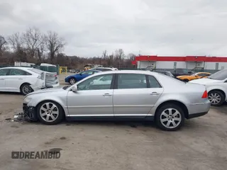 2004 Volkswagen Phaeton V8 z VIN WVWAF63D548007862, wystawiony jako IAAI lot #41721419 z przebiegiem 87 974 mil mil oraz . Historia ofert i sprzedaży dostępna na DreamBid. Obrazek 14.