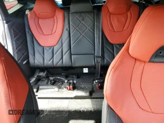 2024 BMW XM Label Red z VIN 5YM33CS05R9U30609, wystawiony jako Copart lot #54162814 z przebiegiem Nie podano mil oraz Szkody całkowita. Historia ofert i sprzedaży dostępna na DreamBid. Obrazek 10.