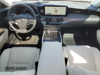 2024 Lexus LS z VIN JTHGYLGF6R5002854, wystawiony jako Copart lot #55295084 z przebiegiem 9 179 mil mil oraz Szkoda całkowita • Salvage title. Historia ofert i sprzedaży dostępna na DreamBid. Obrazek 8.
