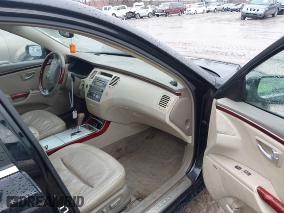2008 Hyundai Azera Limited with VIN KMHFC46F68A296437, listed as a IAAI auction lot 41227512 with 139,672 mi miles. Bid and sale history available at carsss.com. Image 5.