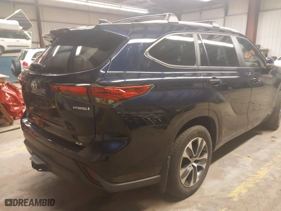 2023 Toyota Highlander Hybrid XLE with VIN 5TDKBRCH6PS118571, listed as a IAAI auction lot 41555440 with 31,712 mi miles. Bid and sale history available at carsss.com. Image 4.
