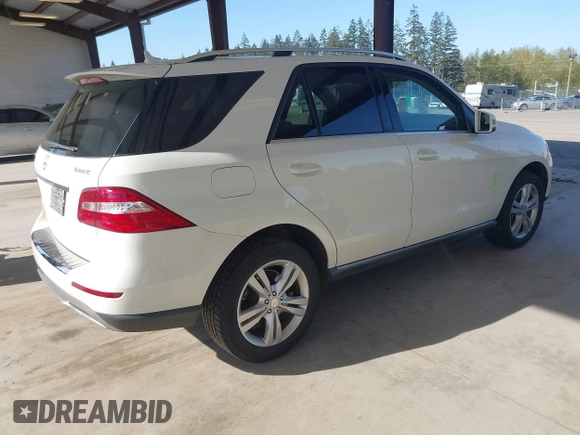 2012 Mercedes-Benz M ML 350 with VIN 4JGDA5HB1CA013738, listed as a IAAI auction lot 42024949 with 81,124 mi miles. Bid and sale history available at carsss.com. Image 4.