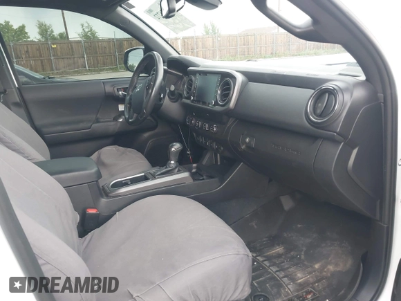 2020 Toyota Tacoma SR5 z VIN 5TFCZ5AN5LX242708, wystawiony jako IAAI lot #42356772 z przebiegiem 65 442 mil mil oraz . Historia ofert i sprzedaży dostępna na DreamBid. Obrazek 5.